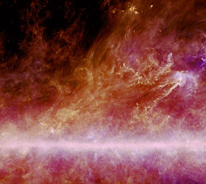 Imagen de la emisión del polvo interestelar cerca del centro de nuestra galaxia, cubre más o menos 8% del cielo y los colores permiten visualizar la temperatura del polvo. Es una combinación de datos de los  satélites <i>Planck</i> e <i>Iras</i>