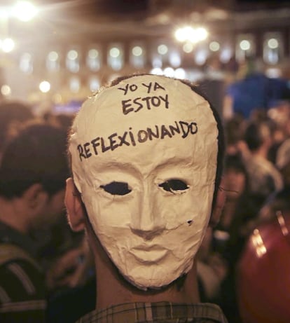 Un joven lleva una máscara en una jornada previa a una cita electoral en España.