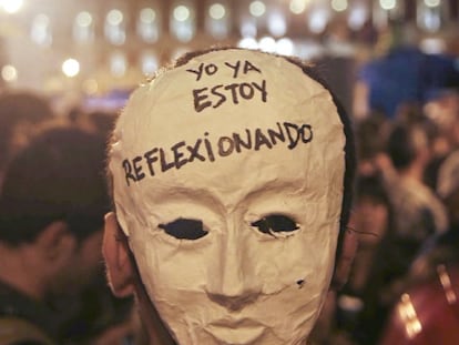 Un joven lleva una máscara en una jornada previa a una cita electoral en España.