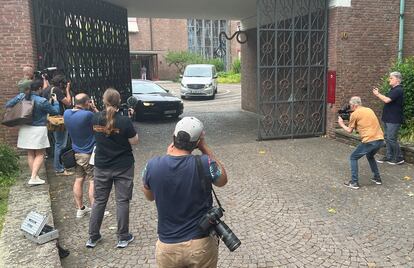 Fotógrafos a las puertas de la residencia del arzobispo Rainer Maria Woelki, esta mañana en Colonia. 