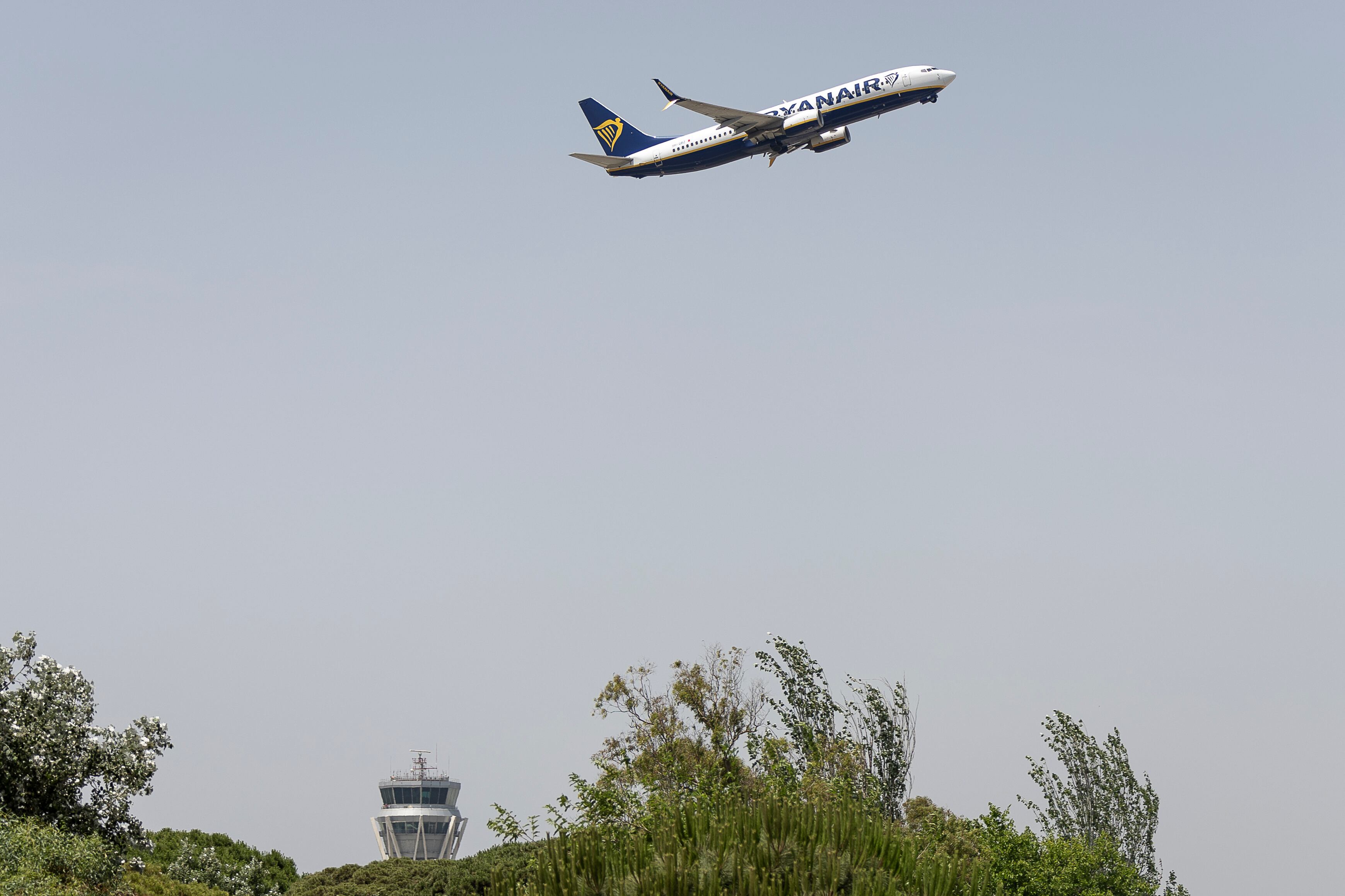 Un avión de Ryanair durante el despegue.