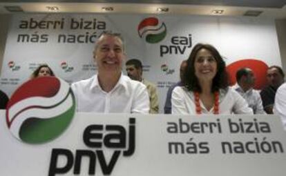 El presidente del PNV, Iñigo Urkullu y Arantza Isasmendi, han ofrecido hoy en San Sebastián una rueda de prensa para analización la situación económica en la que Urkullu, ha reclamado un pacto de Estado por el empleo, al tiempo que ha abogado por impulsar la "internacionalización" y "una política industrial que tenga en cuenta los nuevos sectores de actividad".