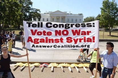Un grupo de personas se manifiestan contra la intervenci&oacute;n en Siria.