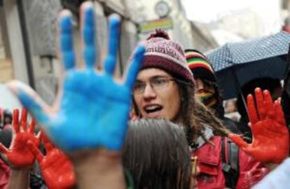 Un estudiante muestra sus mano pintada como símbolo de protesta durante manifestación en Milán (Italia) hoy, viernes 15 de noviembre de 2013. Multitudinarios grupos de estudiantes se han lanzado a las calles en todo el país para protestar en contra de las medidas de austeridad y recortes en educación del Gobierno, planeados en los presupuestos de 2014.