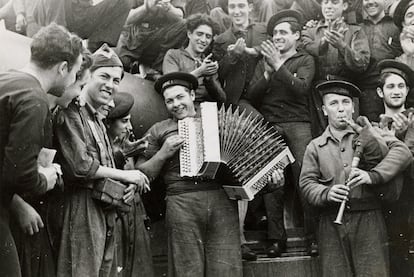 <i>Marines divirtiéndose a bordo del buque de guerra Jaime I, en Almería</i> (1937), de Gerda Taro, en la exposición <i>This is war