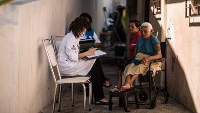 A equipe em visita a Antônia Vicente da Silva, 98, que teve um Acidente Vascular Cerebral por causa da hipertensão, e a irmã dela, Nair Vicente da Silva Santos, 68, que desenvolveu uma bursite no braço.