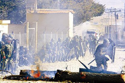 Soldados bolivianos se protegen del ataque de los campesinos, el sábado en Warisata.