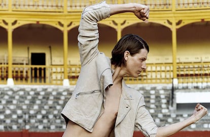 Imagen de la campaña primavera-verano 2016 fotografiada por Jamie Hawkesworth en la plaza de toros de Aranjuez.