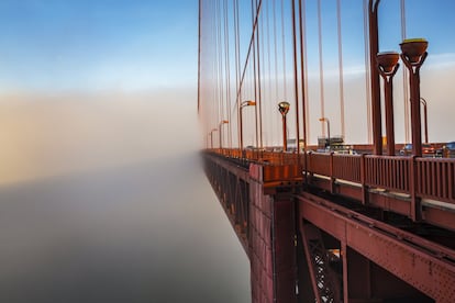Presentamos 20 grandes obras de la ingeniería moderna que siguen en pie y en su momento dejaron al mundo con la boca abierta. Como el Golden Gate que, se llama “Dorado”, aunque está pintado de naranja, por el estrecho de Golden Gate que da entrada a la bahía de San Francisco desde el Pacífico. Este puente de unos 1.280 metros de longitud, que cuelga de dos torres de 227 metros de altura, no es el más grande de la ciudad estadounidense, pero sí su principal icono. Fue construido entre 1933 y 1937, por un número indeterminado de trabajadores, 11 de los cuales fallecieron en accidente laboral, y se convirtió en la mayor obra de ingeniería de su época. Cuando se inauguró, el San Francisco Chronicle tituló: “¡Un arpa de acero de treinta y cinco millones de dólares!”. Ahora costaría 1,2 billones americanos.
