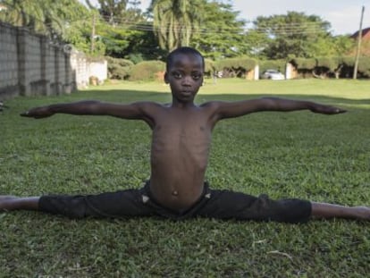 Un niño de Kinsenyi practica un número circense en la St. Peters Catholic Church Nsambya.