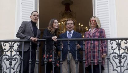 De izquierda a derecha, el director de escena Luis Luque, la concejala Andrea Levy, el alcalde José Luis Martínez-Almeida y Natalia Menéndez, en la presentación de esta última como nueva directora del Teatro Español y las Naves Matadero de Madrid. 