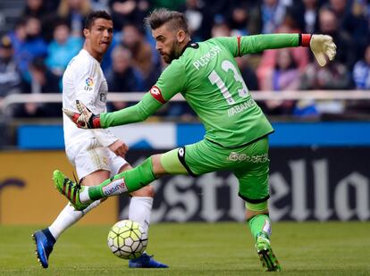 El jugador del Real Madrid Cristiano Ronaldo marca el segundo gol.