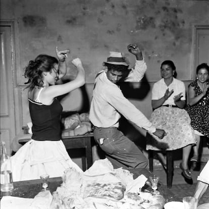 Verbena de St. Joan en la bodega Ca la Rosita en el Paral·lel, c.1960 . J. Léonard. AFB