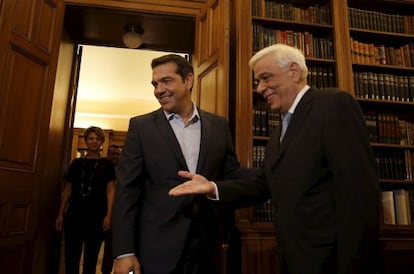 Alexis Tspiras (izquierda), recibido ayer por el presidente griego, Prokopis Pavlopoulios, a quien le present&oacute; su dimisi&oacute;n. 