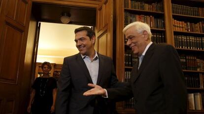 Alexis Tspiras (esquerda), recebido nesta quinta-feira pelo presidente grego, Prokopis Pavlopoulios, a quem apresentou sua demissão.