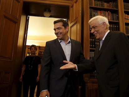 Alexis Tspiras (esquerda), recebido nesta quinta-feira pelo presidente grego, Prokopis Pavlopoulios, a quem apresentou sua demissão.
