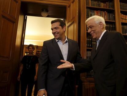 Alexis Tspiras (esquerda), recebido nesta quinta-feira pelo presidente grego, Prokopis Pavlopoulios, a quem apresentou sua demissão.