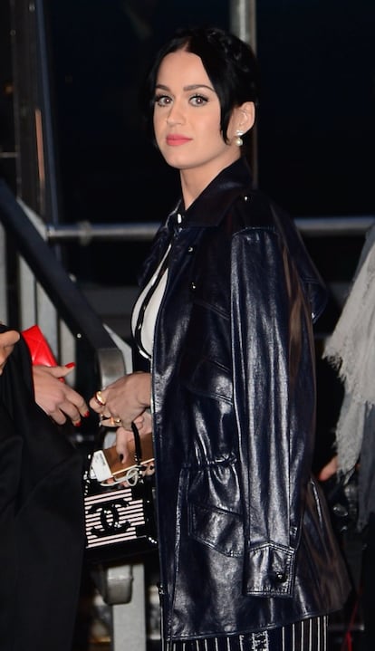 La cantante Katy Perry, con un bolso y unos pantalones de Chanel en un claro guiño al anfitrión de la noche, a su llegada al muelle de Chelsea de Nueva York.
