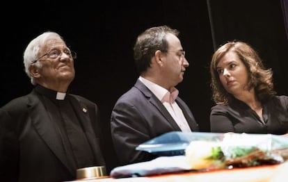 El pare Ángel, el productor Jesús Cimarro i la vicepresidenta del Govern central, Soraya Sáenz de Santamaría, davant del fèretre.