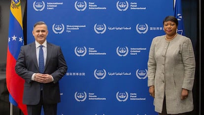 El fiscal general de Venezuela, Tarek William Saab, junto a la fiscal de la Corte Penal Internacional Fatou Bensouda este jueves en La Haya.
