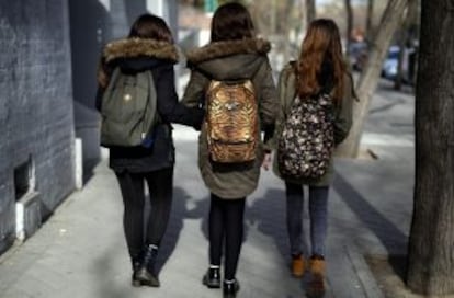 Girls wearing similar clothes on a Madrid street.
