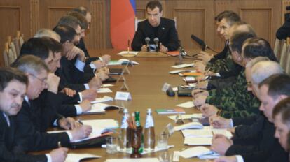 Dimitri Medvédev preside la reunión con responsables de seguridad y dirigentes locales de Daguestán.