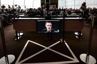 Edward Snowden habla a los funcionarios europeos a través de videoconferencia durante una audiencia parlamentaria sobre la vigilancia masiva en el Consejo Europeo de Estrasburgo. Snowden abogó por nuevas normas internacionales en materia de vigilancia, para evitar los tipos de abusos cometidos por la NSA.