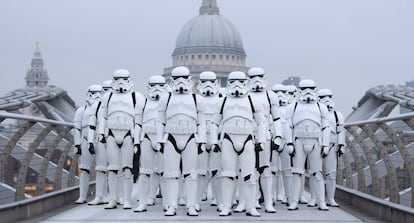 Fans de Star Wars vestidos de soldados imperiales.
