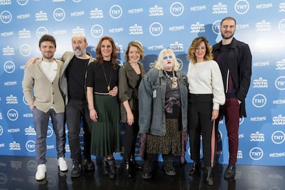 El reparto de 'Vota Juan', Adam Jezierski, Javier Cámara, Nuria Mencía, María Pujalte, Esty Quesada, Yaël Belicha y Pedro Ángel Roca, en la presentación de la serie en Madrid.