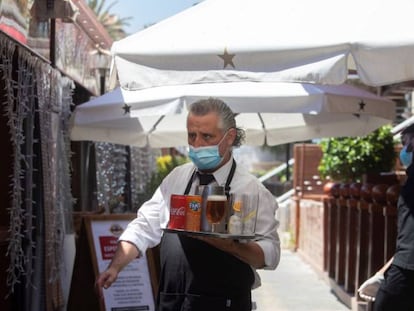 A waiter at a sidewalk café in Barcelona's Port Olimpic on Wednesday.