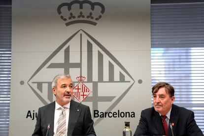 El director del Instituto Cervantes, Luis García Montero, junto al alcalde de Barcelona, Jaume Collboni (i), durante la rueda de prensa de presentación de la reunión Anual de Directores. EFE/Alejandro García