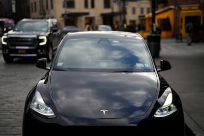 Un Tesla estacionado en Nueva York, en enero de 2025.