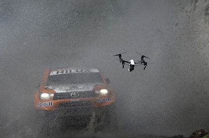 Un dron graba al piloto y copilo de Toyota, Ronan Chabot y Gilles Pillot, durante un momento del prólogo de 11 kilómetros del Rally Dakar, disputado en Argentina.