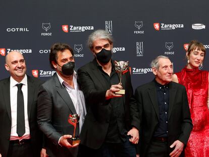 Fernando León de Aranoa (centro) y el actor Javier Bardem (segundo por la izquierda) posan con los premios a mejor película de comedia y a mejor actor protagonista de película, respectivamente, por 'El buen patrón.