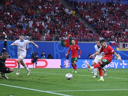 Francisco Conceiçao anota el segundo gol de Portugal ante República Checa.
