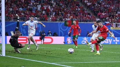 Francisco Conceiçao anota el segundo gol de Portugal ante República Checa.