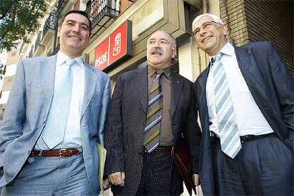 Los dirigentes de ERC Carles Bonet (izquierda), Josep Lluís Carod (centro) y Manel Balcells, ante la sede del PSOE.