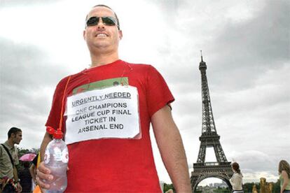 Un aficionado anuncia en París que quiere una entrada para la final.