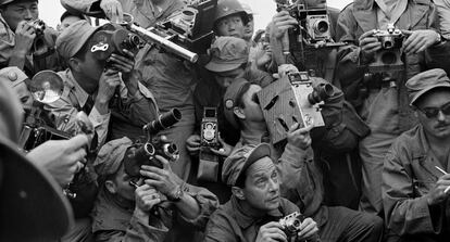 Fot&oacute;grafos de prensa en la guerra de Corea, en 1952. 