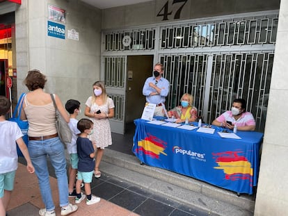 Recogida de firmas en el barrio madrileño de Salamanca en contra de los indultos.
