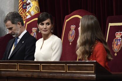 La princesa Leonor habla con su madre durante la sesión del Congreso.