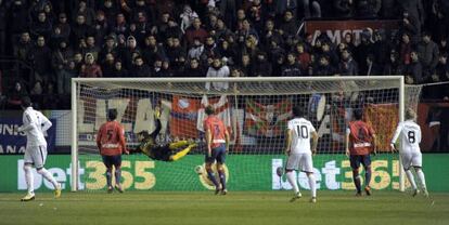 Riesgo trata de parar el lanzamiento de Parejo, el primer gol del partido.