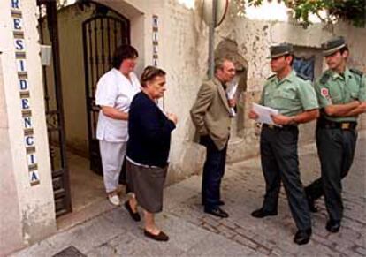 Desalojo de los ancianos residentes en el centro <b>La Milagrosa</b> de Colmenar Viejo tras su cierre por orden judicial.