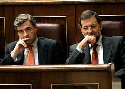 Ángel Acebes y Mariano Rajoy, durante la sesión de control al Gobierno en el Congreso.
/ LUIS MAGÁN