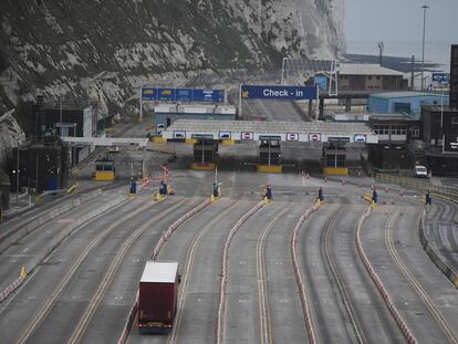 Un camión llega a la zona de entrada del puerto de Dover, el viernes.