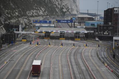Un camión llega a la zona de entrada del puerto de Dover, el viernes.