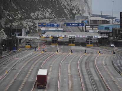 Un camión llega a la zona de entrada del puerto de Dover, el viernes.