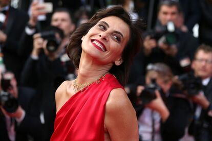 La ex modelo francesa Inés de la Fressange sobre la alfombra roja.