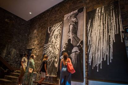 Visitantes observan algunas de las obras del Phe Gallery. Una gran muestra colectiva de pinturas, fotografías, ilustraciones, esculturas y hasta grafitis de 21 artistas emergentes canarios.