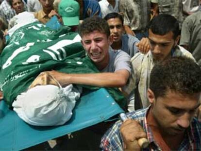 Palestinos llevan el cadáver de Abu Slyma, de 18 años, muerto durante el ataque israelí en Rafah.